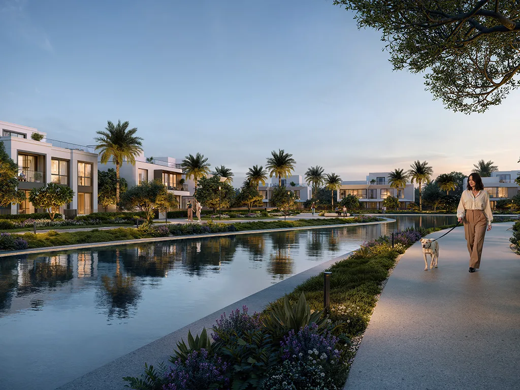 Waterside promenade between the villas